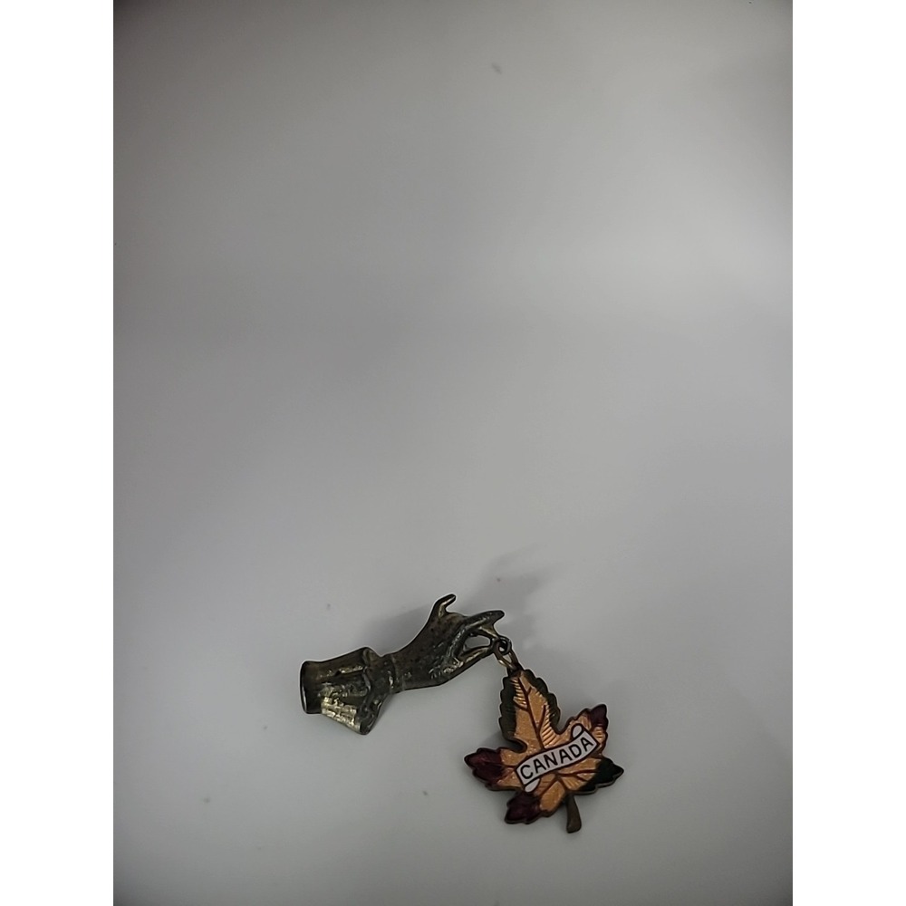 Vintage Brooch Pin Hand Hanging Canada Leaf Jewelry Costume‎